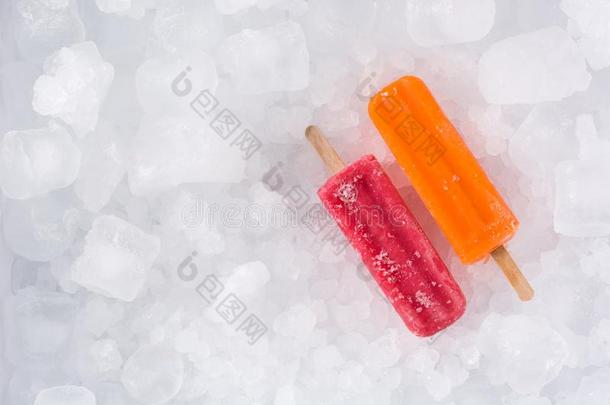 桔子和草莓冰棍向冰立方形的东西.