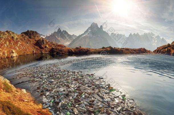 阿尔卑斯山的山峰和垃圾关于文明