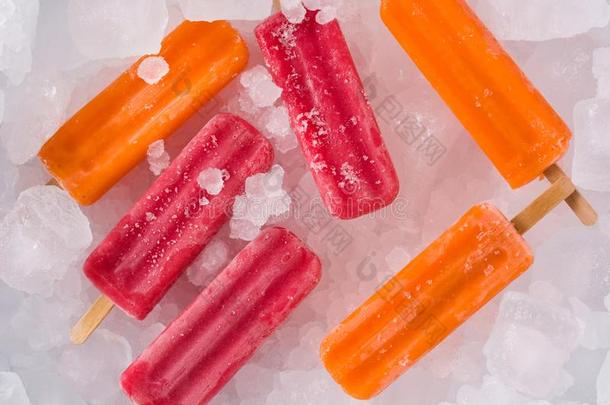 桔子和草莓<strong>冰棍</strong>向冰立方形的东西.