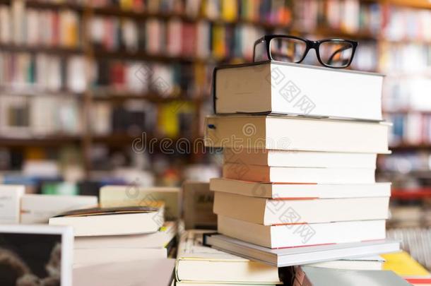 眼镜向顶关于垛关于书说谎向表采用书tore