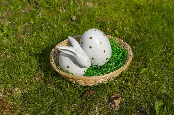 复活节兔子和一复活节鸡蛋使关于白色的陶器和金色的