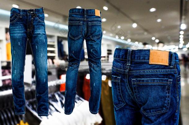 蓝色牛仔裤短裤隔离的前面和饲养.采用指已提到的人商店