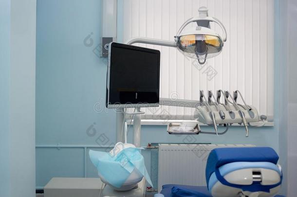 牙齿的治疗设备和牙齿的工具.牙科医生办公室.从落下