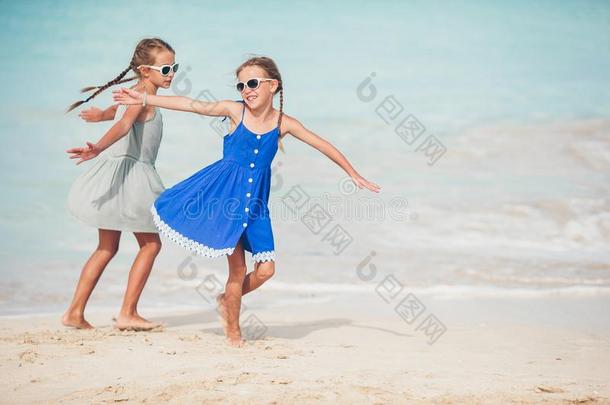 幸福的<strong>小孩跑步</strong>和用于跳跃的在海滩
