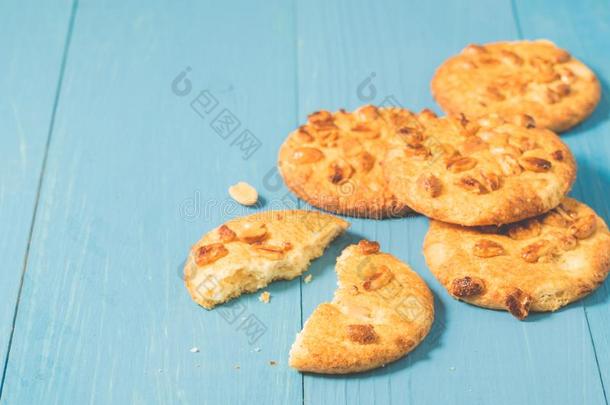 碎片甜饼干和发疯的向一蓝色木制的b一ckground/碎片甜饼干