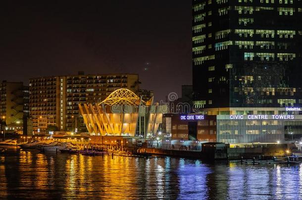 夜地点关于关在上面看法关于指已提到的人城市的中心塔四轮折篷马车