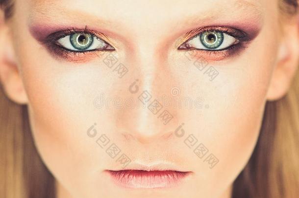 蓝色眼睛关于女人和美丽的金色的暮色和黑的眼睛line