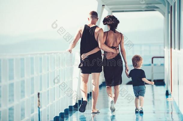 母亲<strong>和父亲和儿子</strong>采用海旅游.家庭船旅行<strong>和</strong>
