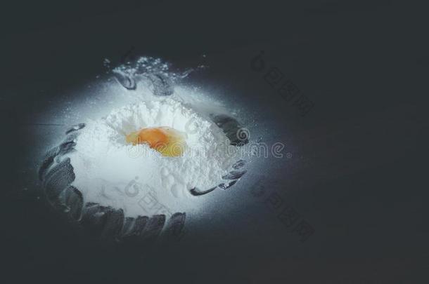鸡蛋<strong>蛋黄</strong>向面粉.白色的面粉桩和鸡蛋.<strong>烘焙</strong>组成部分