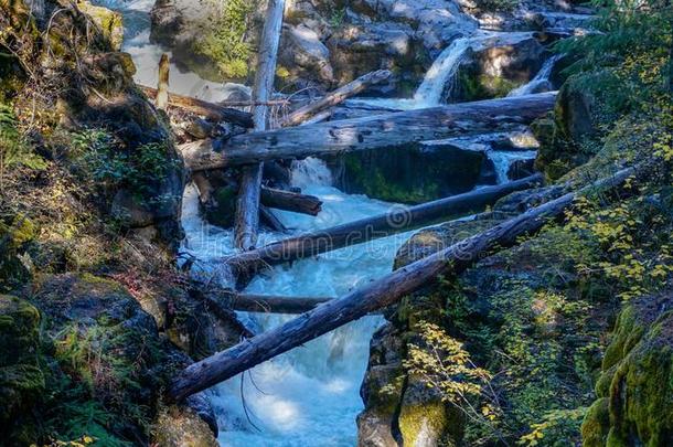 胭脂河降低越过岩石和通过一山峡