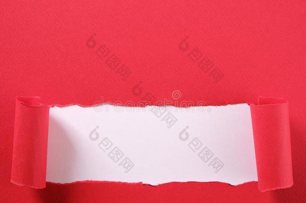 撕红色的纸剥光卷曲的边有启示作用的底部边白色的用绳子拖的平底渡船