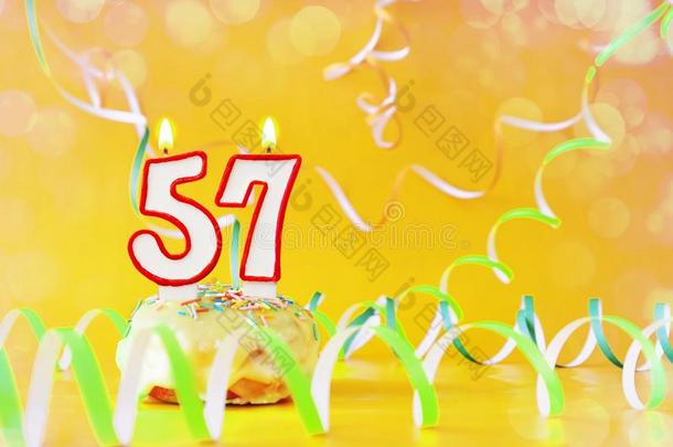 五十个人num.<strong>七年</strong>生日.纸杯蛋糕和燃烧的蜡烛采用指已提到的人