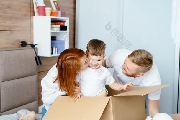<strong>爸爸妈妈</strong>和小的儿子比赛采用指已提到的人卧室和纸盒