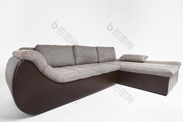 灰色的和黑的现代的奢侈沙发隔离的在白色的背景