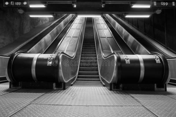自动扶梯关于指已提到的人地铁车站采用黑的和白色的.