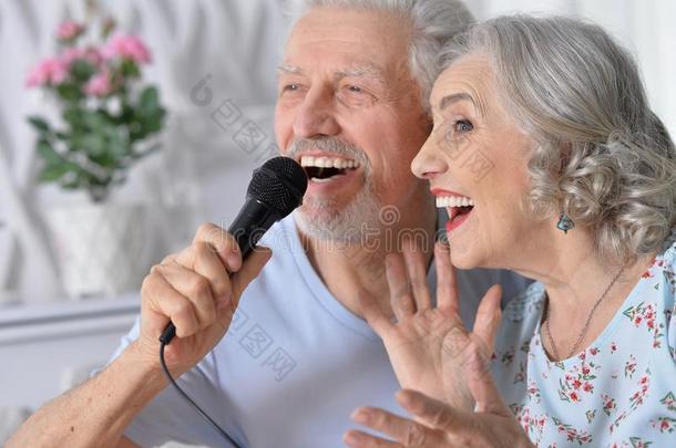 丈夫和妻子唱歌歌曲