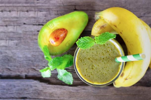 香蕉果汁和鳄梨smootones举止优雅的人和绿色的果汁喝健康的