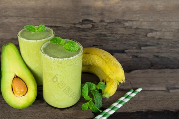 香蕉<strong>果汁</strong>和鳄梨smootones举止优雅的人和绿色的<strong>果汁</strong>喝健康的