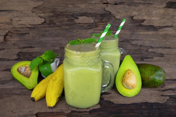 香蕉<strong>果汁</strong>和鳄梨smootones举止优雅的人和绿色的<strong>果汁</strong>喝健康的