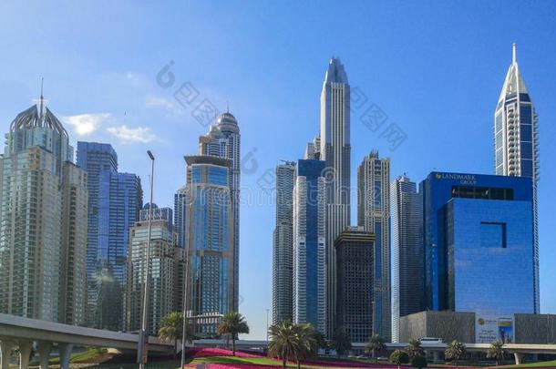 迪拜小艇船坞摩天大楼和塔,现代的旅行者吸引
