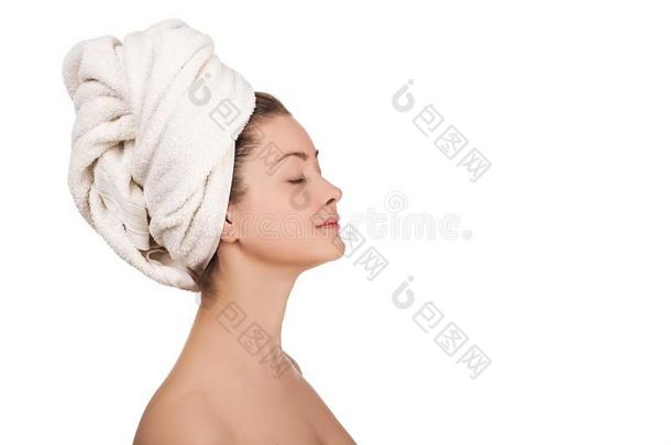 肖像关于年幼的白肤金发碧眼女人女人和关闭着的眼睛后的沐浴