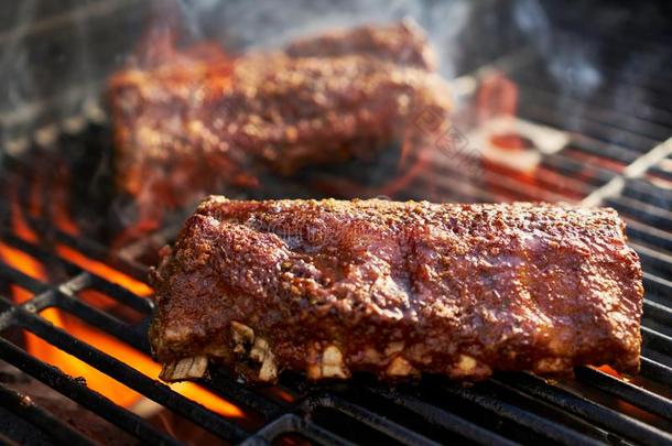 barbecue吃烤烧肉的野餐肋骨烧烤越过燃烧的烧烤