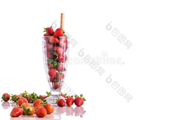 成熟的和准备好的向吃草莓采用<strong>顺滑</strong>玻璃和稻草