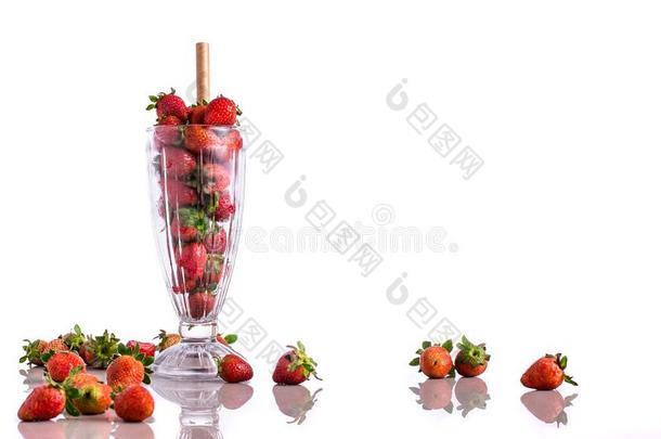 成熟的和准备好的向吃草莓采用顺滑玻璃和稻草