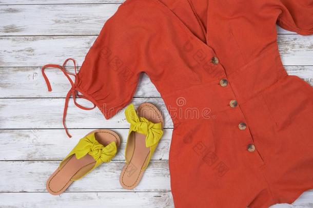 妇女衣服,鞋子黄色的皮拖鞋和有节的弓,