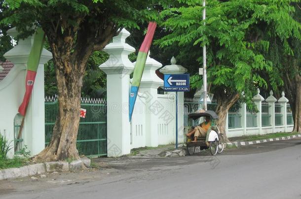 指已提到的人贝<strong>卡</strong>驾驶员采用前面关于Jogjakarta日惹<strong>医院</strong>门