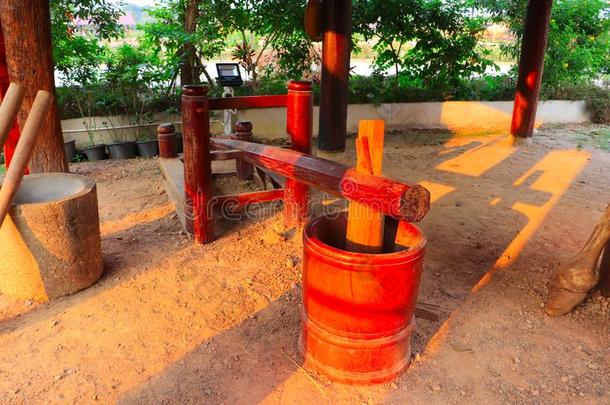传统的木制的稻迫击炮-手工做的手工艺