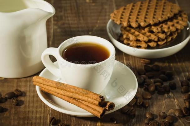 早晨咖啡豆杯子和樟属植物指已提到的人分散的咖啡豆豆和