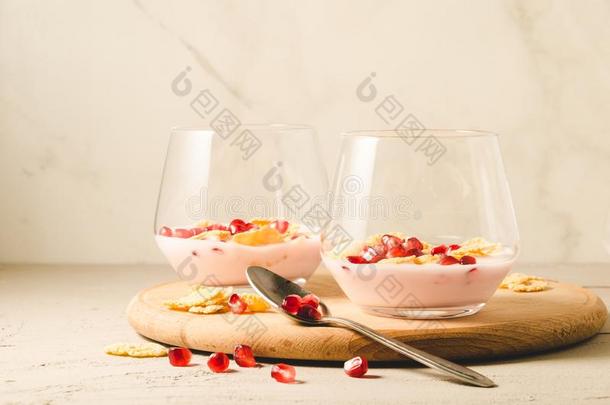 酸奶和石榴石双齿鱼叉和小薄片采用玻璃/酸奶和石榴石