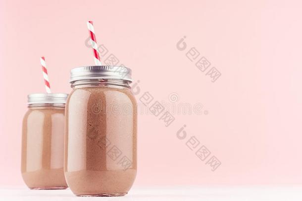 巧克力奶昔采用时髦的罐子和银capitals大写字母和红色的横纹