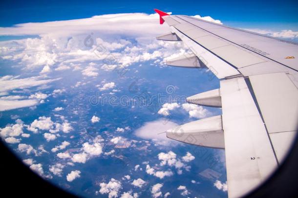 空气的看法关于云蓝色天和水平翅膀看法通过指已提到的人Anguilla安格拉