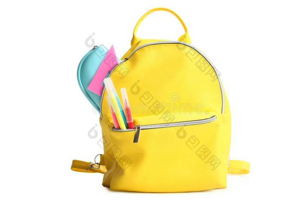 黄色的背包和不同的学校日用品