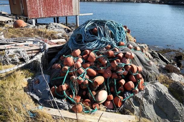 峡湾海岸被放弃的设备和捕鱼网