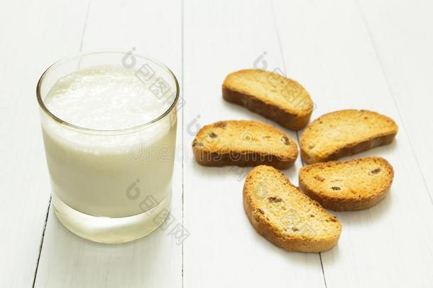 饮食的早餐,有酸味的酸奶采用一gl一ss杯子一nd油煎面包块和