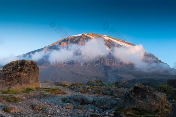 登上<strong>乞力马扎罗山</strong>-指已提到的人最高的山采用坦桑尼亚和非洲