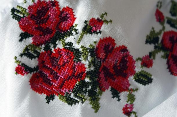 刺绣和美丽的富有色彩的红色的玫瑰和绿色的树叶,英语字母表的第3个字母