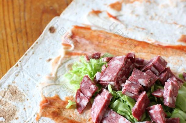 准备关于夏瓦玛.肉和蔬菜采用一bre一dc一ke.英语字母表的第6个字母