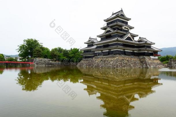 松本城堡,黑的在历史上重要的木制的城堡采用松本,不断找岔