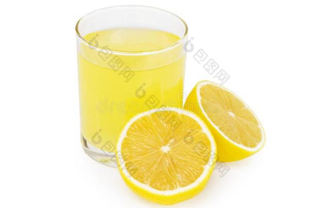 特写镜头玻璃关于柠檬果汁喝隔离的向白色的背景,