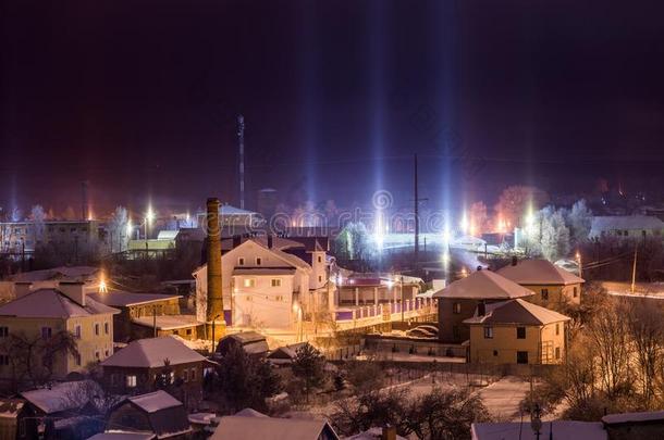夜冬城市风光照片和光柱大气的现象