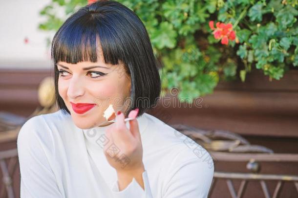 美食家观念.美味的美食家蛋糕.女人有魅力的线虫