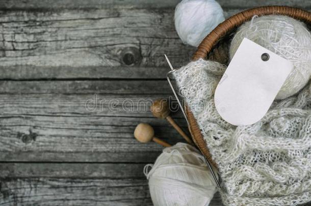 白色的标签向羊毛线辗向篮和编结物和knife有柄的小刀