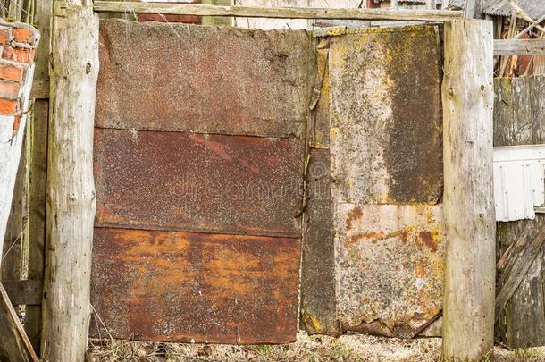 老的生锈的门关于被放弃的贮存,难看的门关于生锈的金属