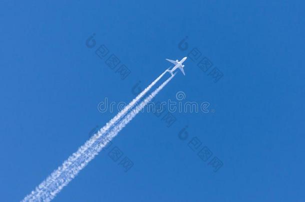 飞机离开飞行云跟踪向一cle一r蓝色天