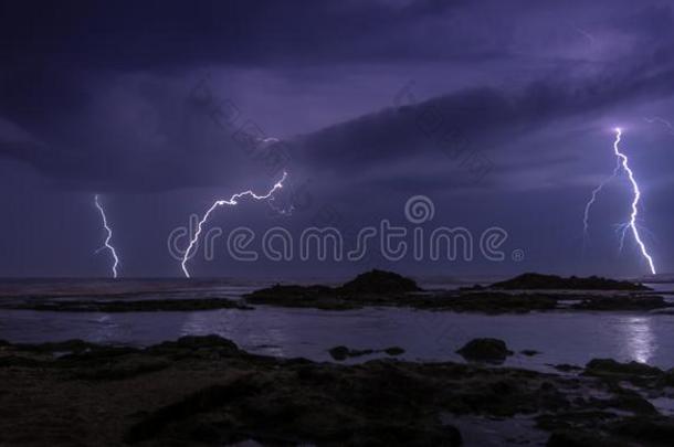 雷电交加的<strong>暴风雨</strong>向地中海的海<strong>海滩</strong>