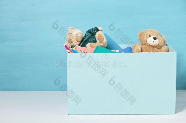 盒和捐赠为孩子们和学校日用品和玩具
